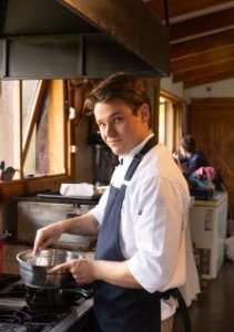 El chef Iñaki González Branca en la cocina del lodge